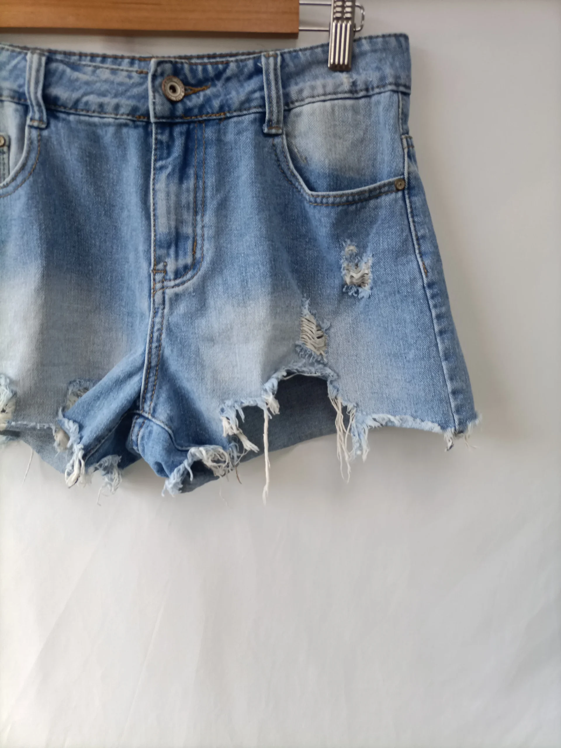 OTRAS. Shorts denim deshilachados T.m - Imagen 2