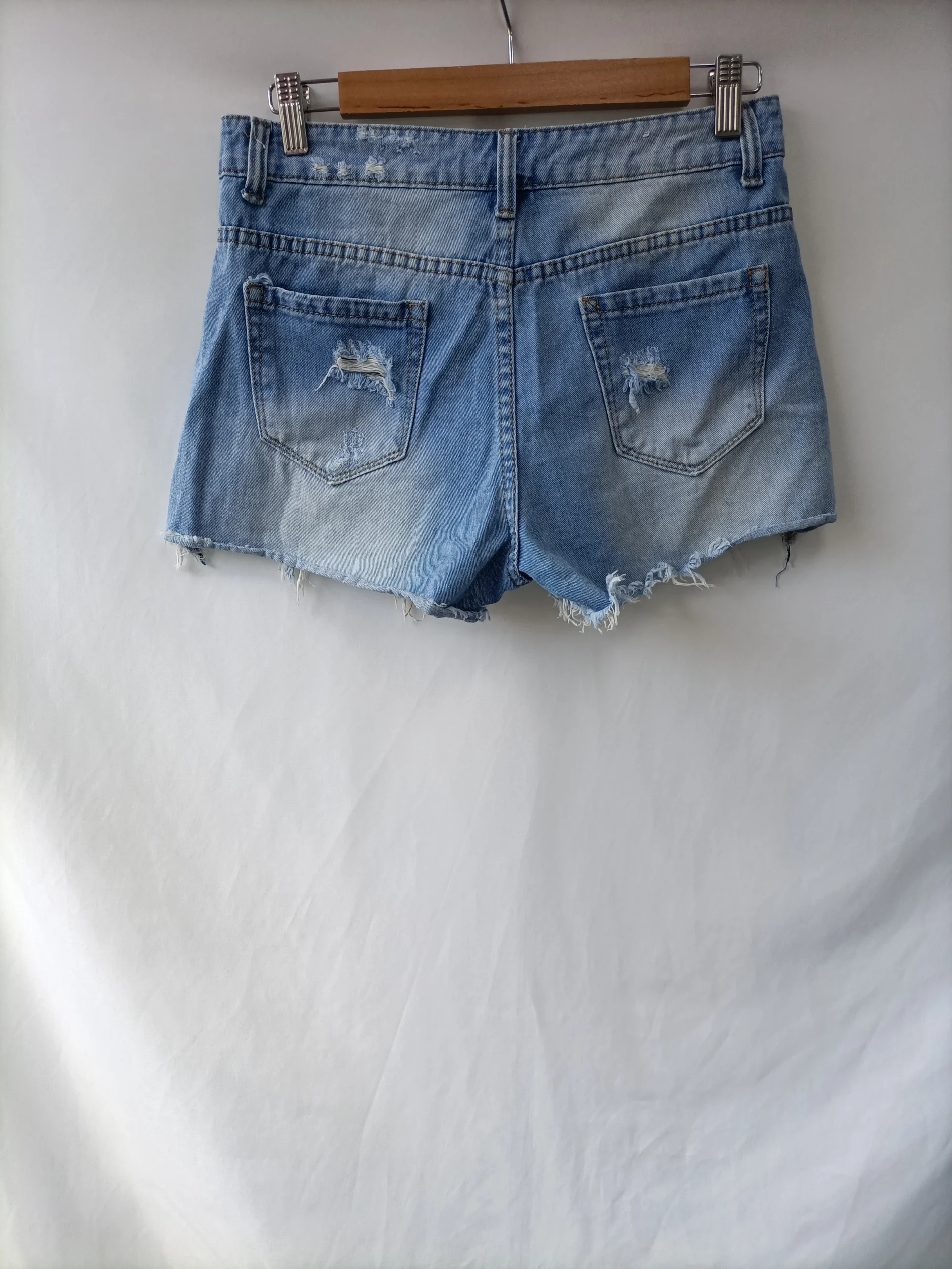 OTRAS. Shorts denim deshilachados T.m - Imagen 3