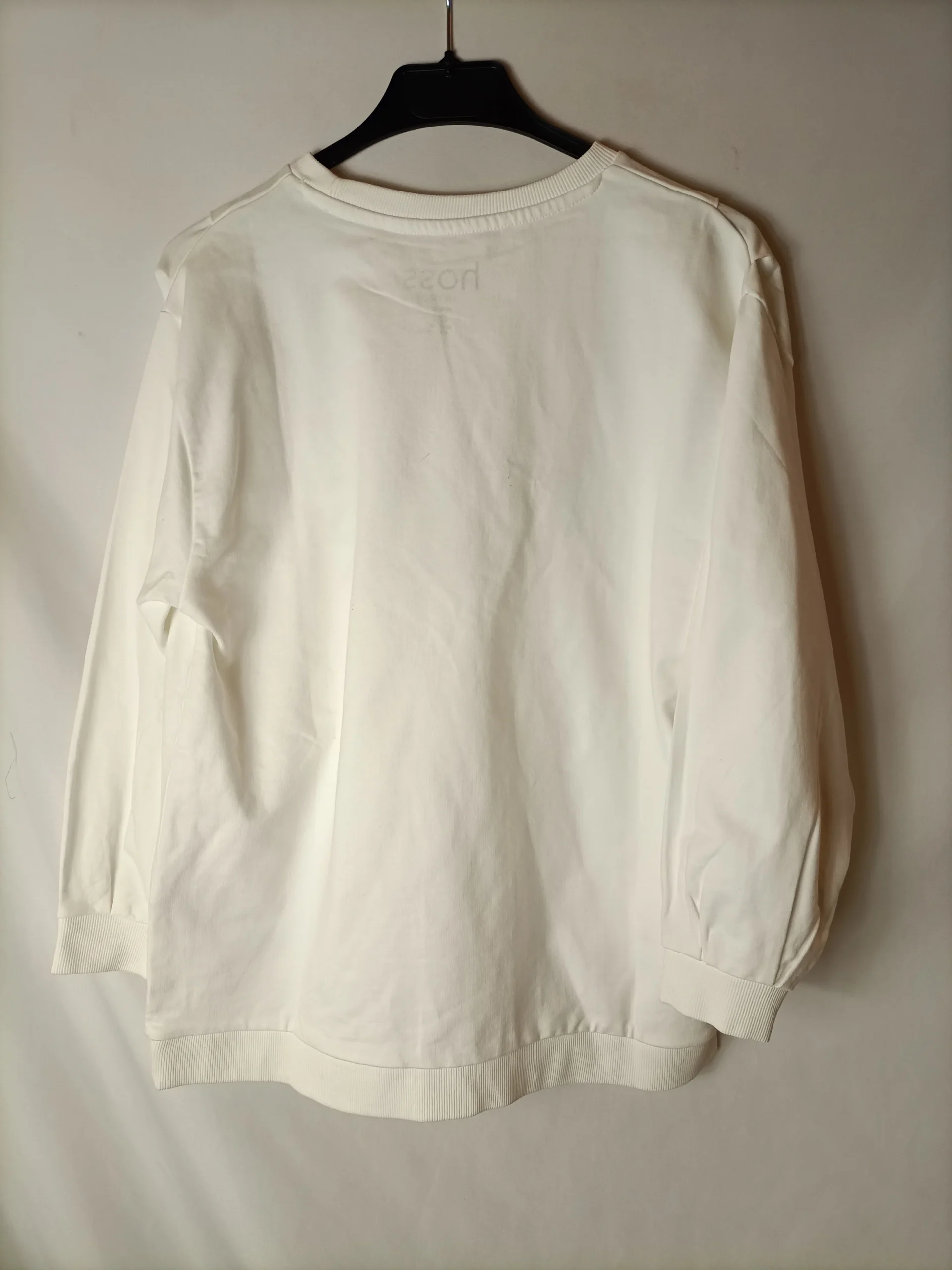 INTROPIA. Sudadera blanca letras T.s - Imagen 3