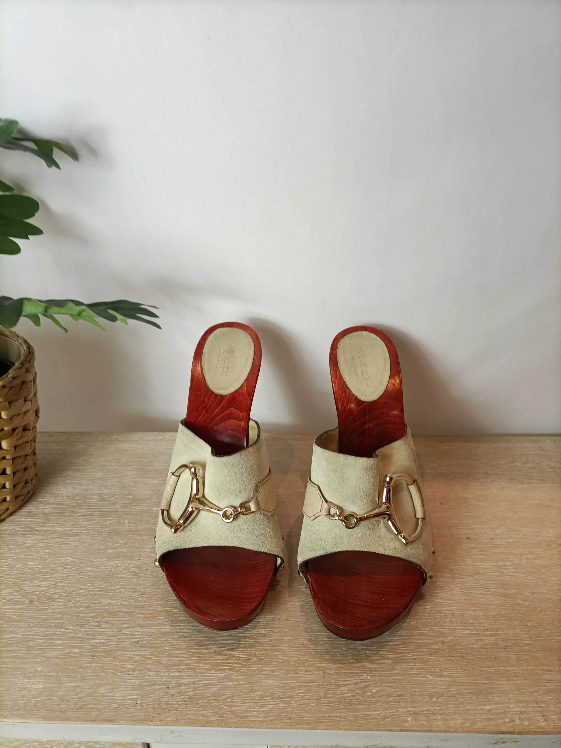 GUCCI. Sandalias madera rojiza. T 38.5