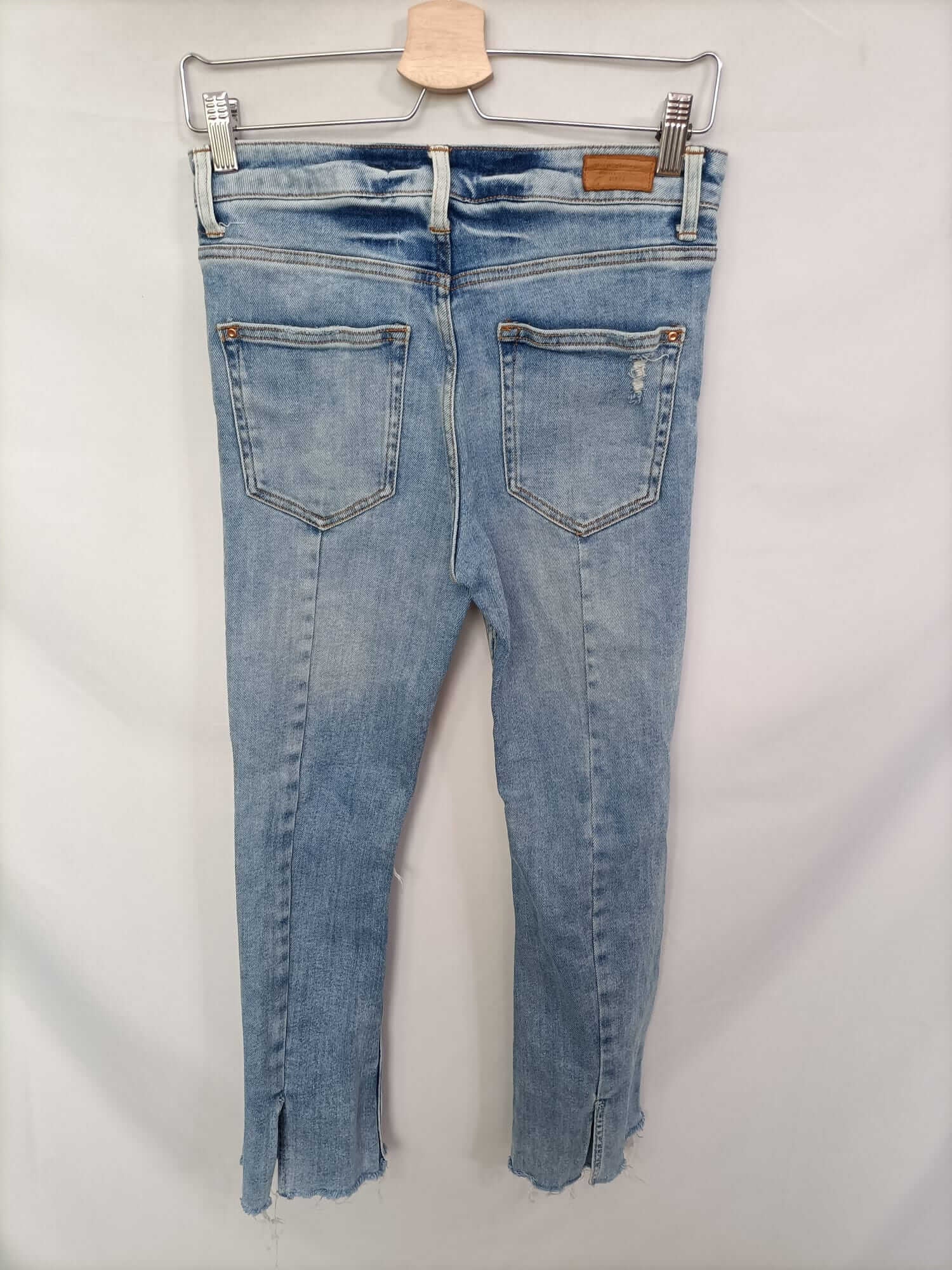 ZARA. Pantalón roto acampanado T.34 - Imagen 2