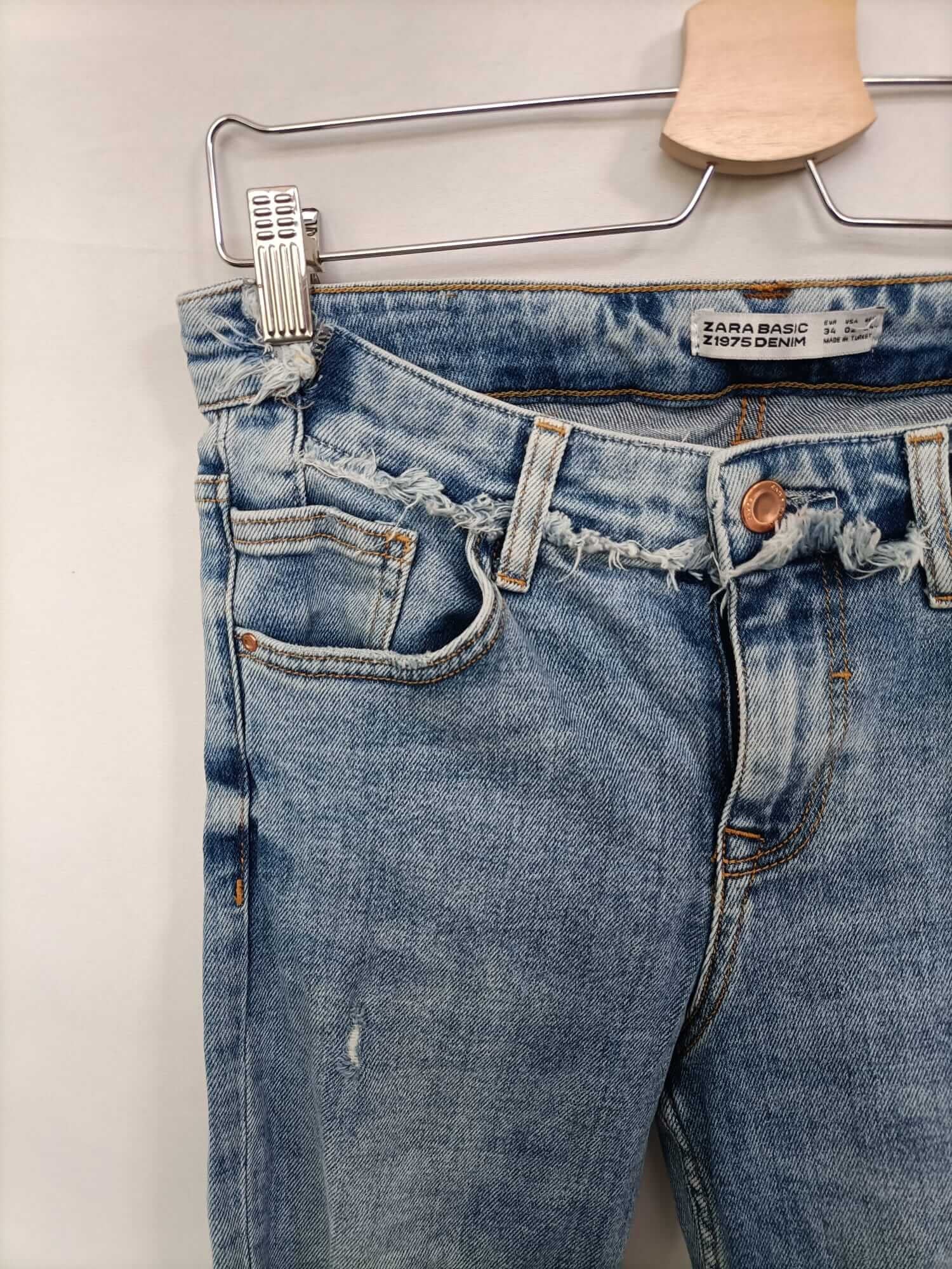 ZARA. Pantalón roto acampanado T.34 - Imagen 3