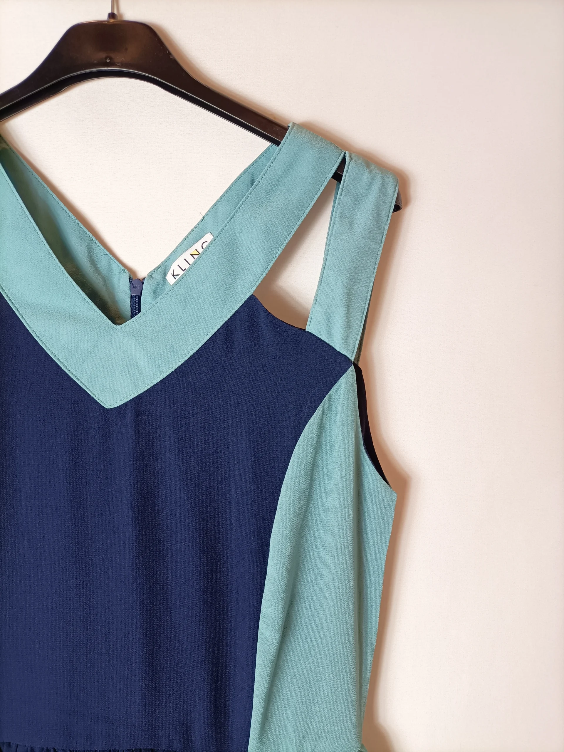 KLING. Vestido corto bicolor aperturas. T 2 (M) - Imagen 2