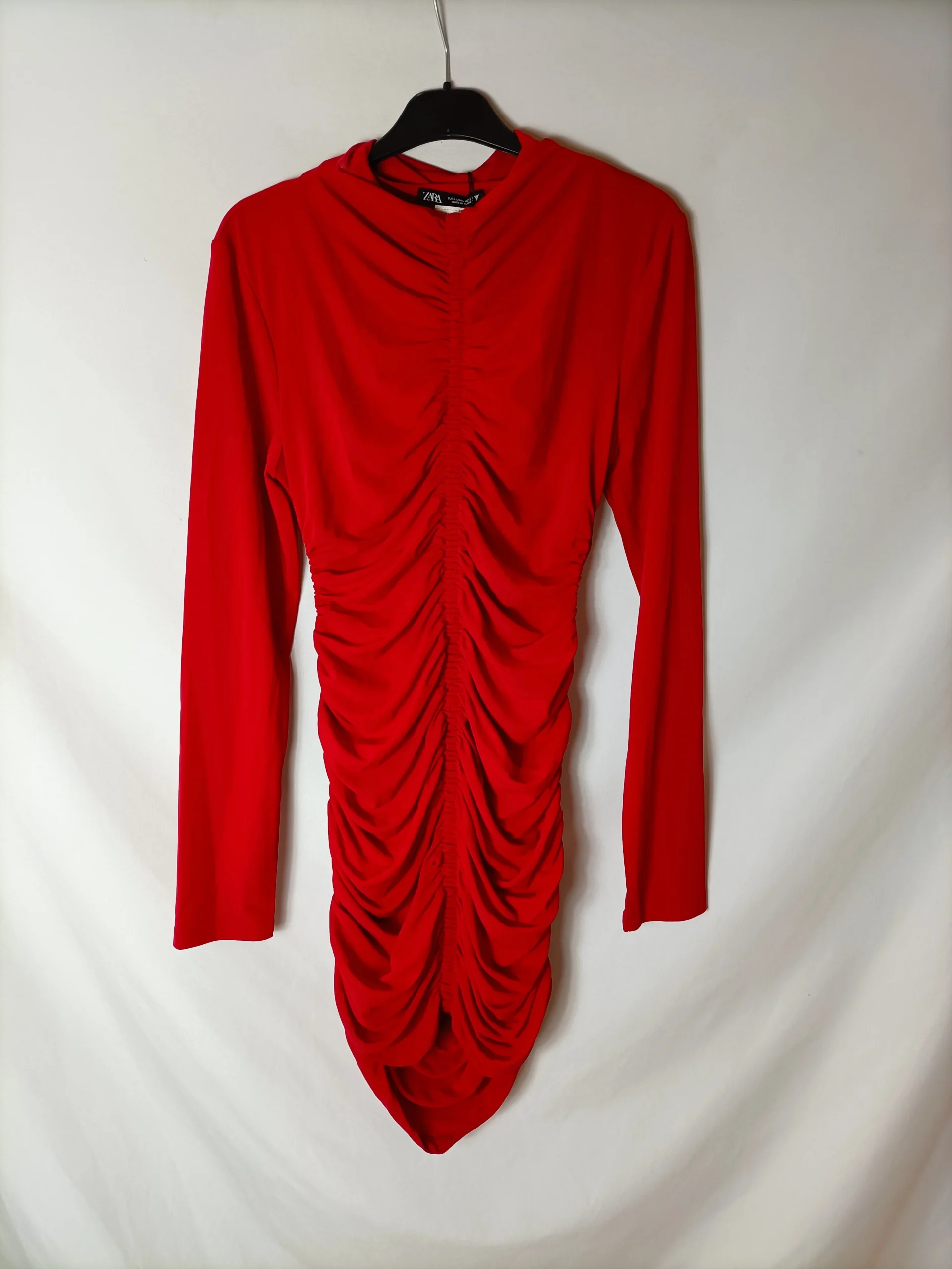 ZARA. Vestido rojo entallado. T L