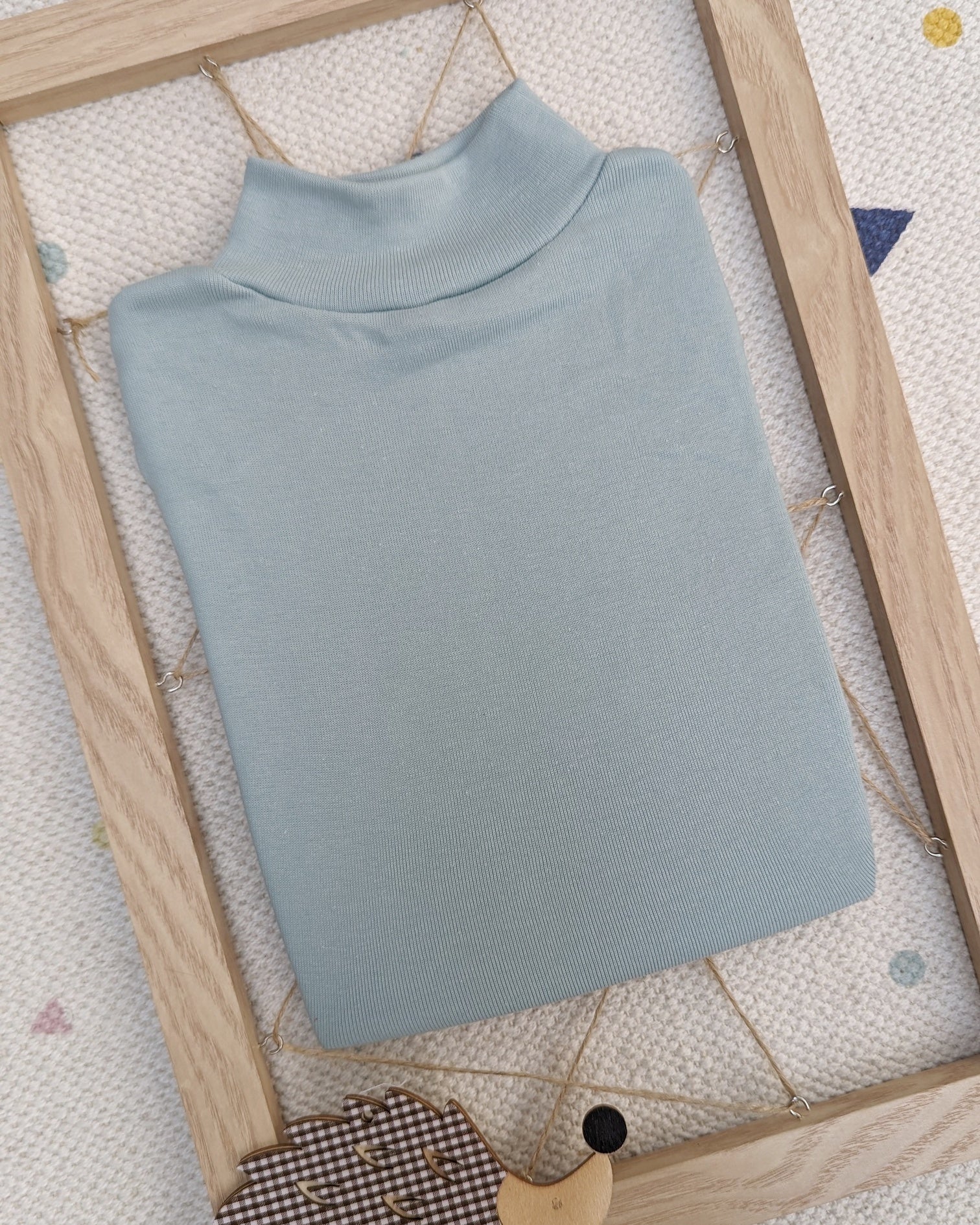 Camiseta semicisne pelito Verde Empolvado - Imagen 3