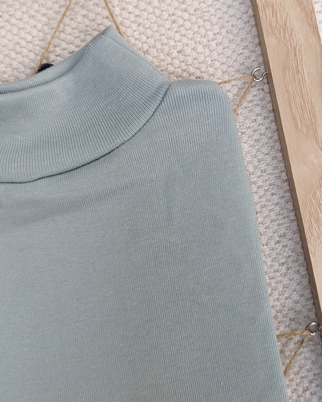 Camiseta semicisne pelito Verde Empolvado - Imagen 2