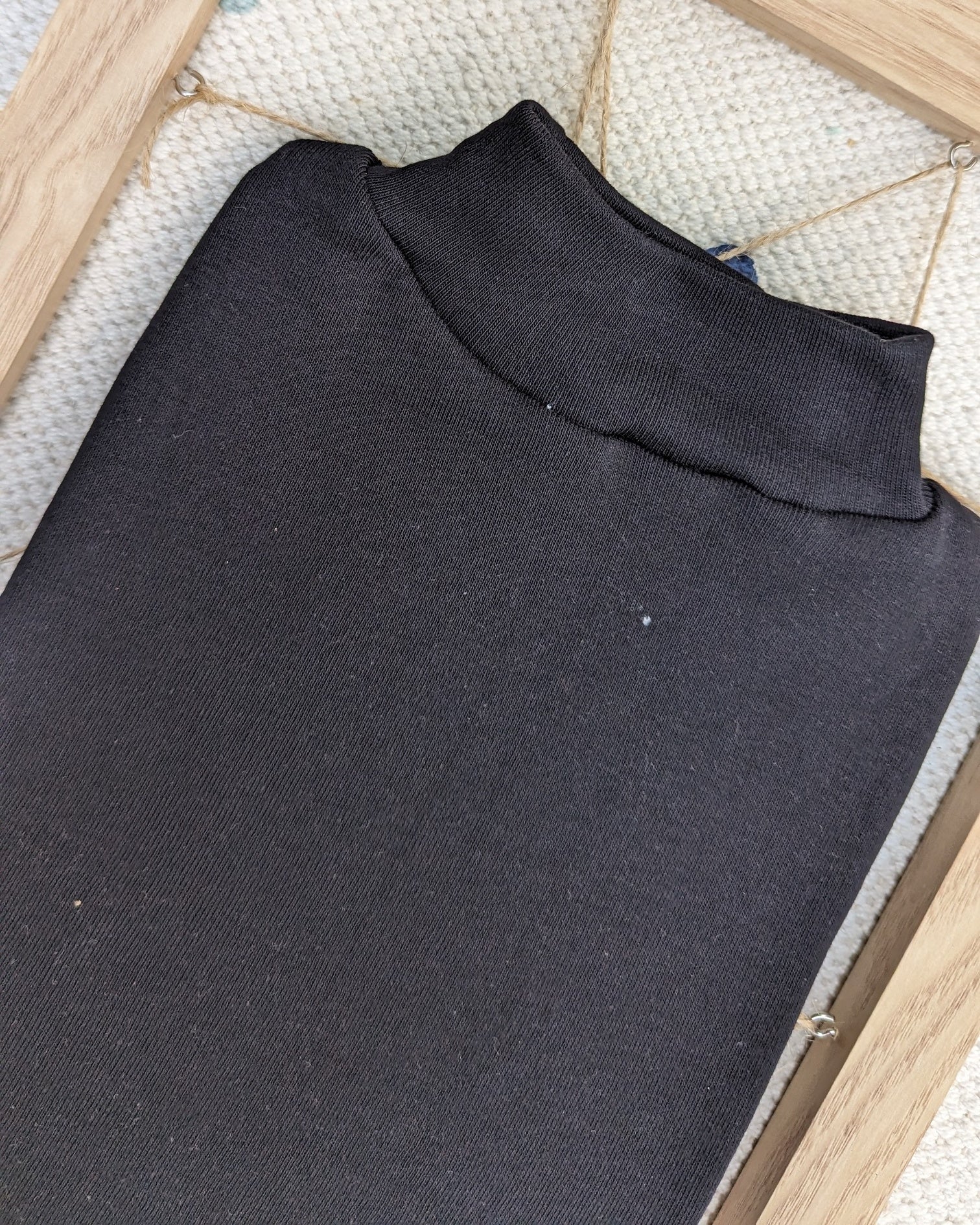 Camiseta semicisne pelito Negra - Imagen 2