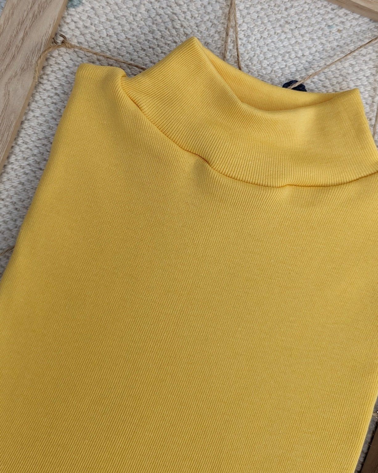 Camiseta semicisne pelito Amarillo - Imagen 3
