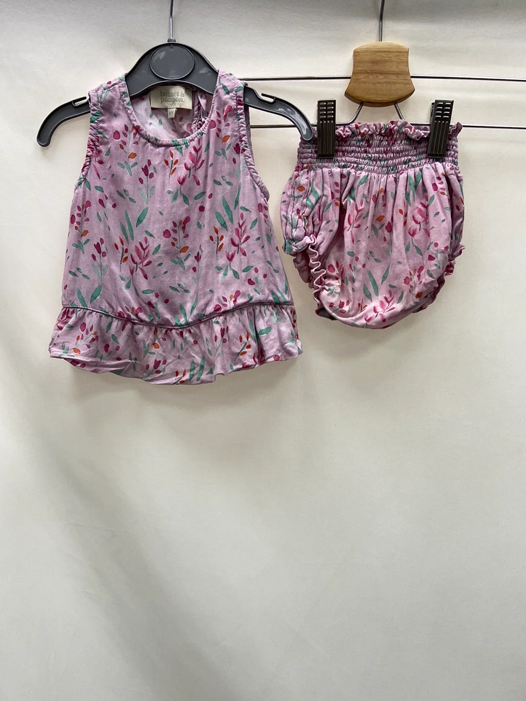 BONNET À POMPON.Top + cubrepañales rosita flores 6 meses